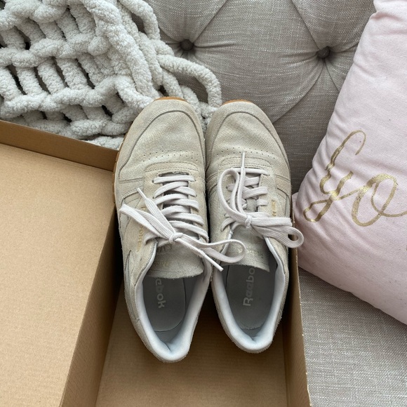 Women’s Reebok Classics - Picture 3 of 6